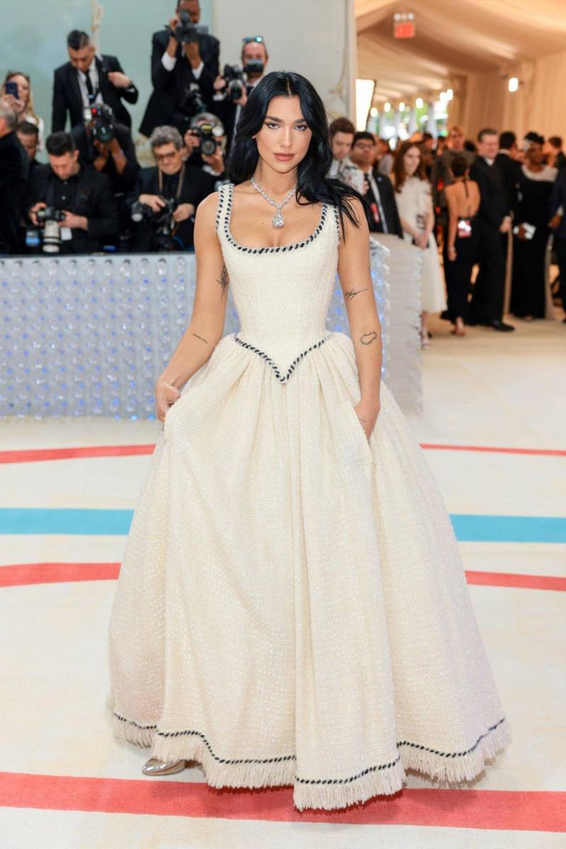 Las colecciones nupciales de Chanel también cautivan a superestrellas, como a Dua Lipa, quien optó por rebuscar en el archivo de Chanel y elegir un modelo que Claudia Schiffer llevó en 1992.