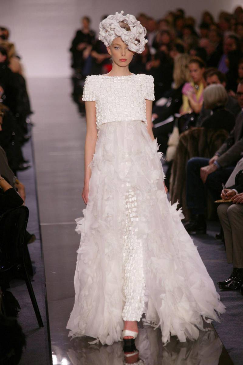 Desde estilos tradicionales hasta enfoques vanguardistas, Chanel tiene algunos de los vestidos de novia más asombrosos de todos los tiempos. Como prueba, este modelo de alta costura primavera 2009.