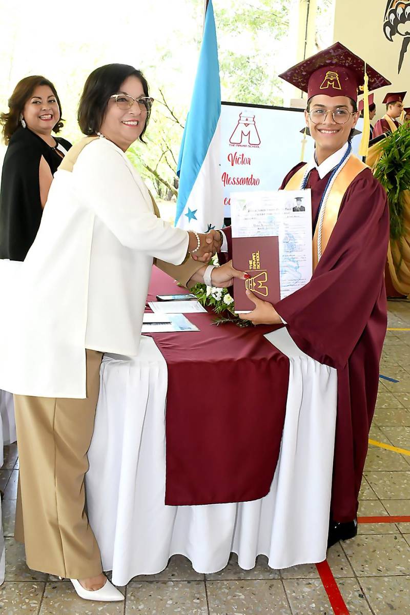 Entrega de títulos de la Mayan School 2023