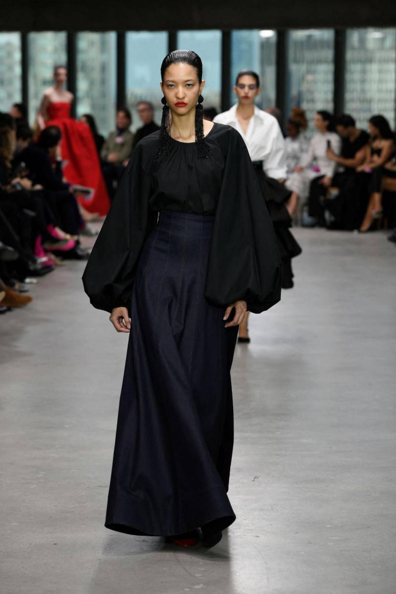 Las mangas abullonadas seguirán siendo tendencia gracias a las impecables versiones de Carolina Herrera para el próximo otoño/invierno 