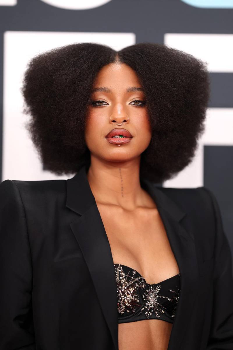 <b>Willow Smith</b> llevó la originalidad al siguiente nivel con un beauty look audaz y sofisticado. Su cabello en forma de corazón fue el verdadero protagonista. Su maquillaje minimalista resaltó su piel radiante, con un toque de iluminador en los pómulos y labios en tono nude brillante. El delineado sutil en sus ojos le dio un aire fresco y elegante, combinando a la perfección con su atuendo monocromático.