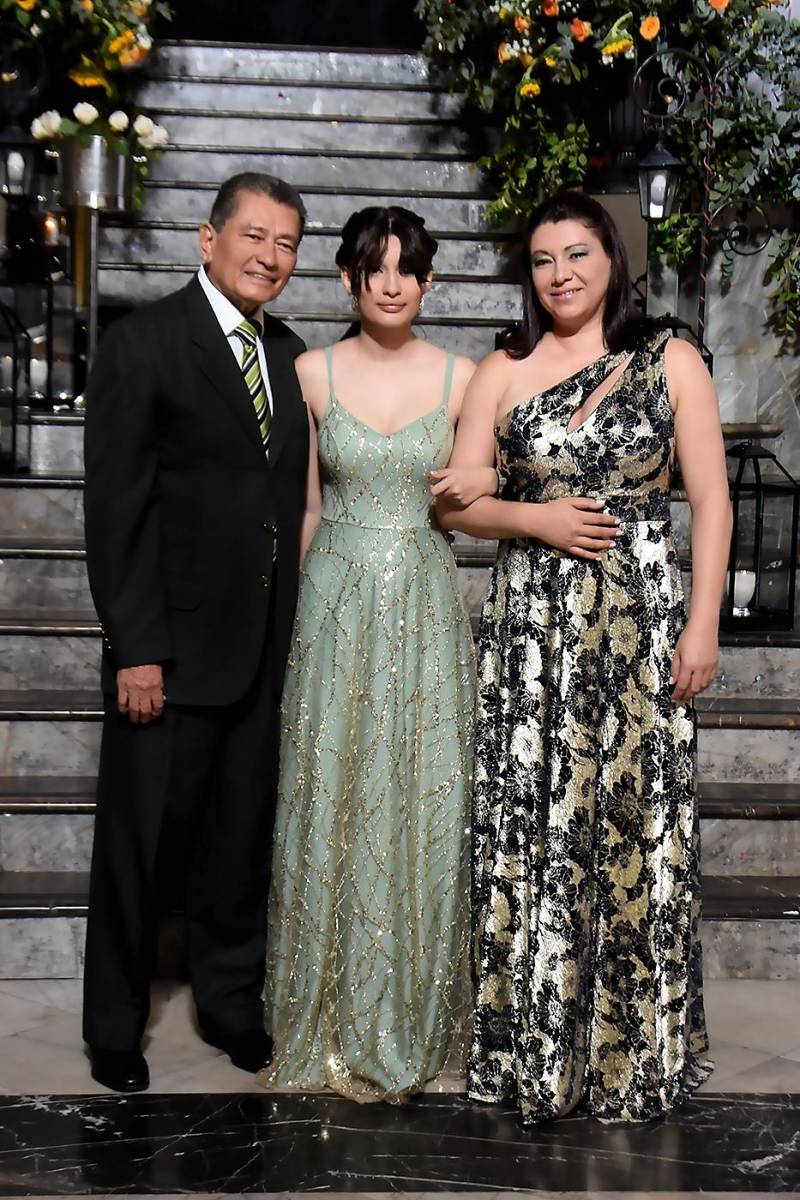José Antonio Borjas Massis, Avril Borjas y madre Loanna Carranza.