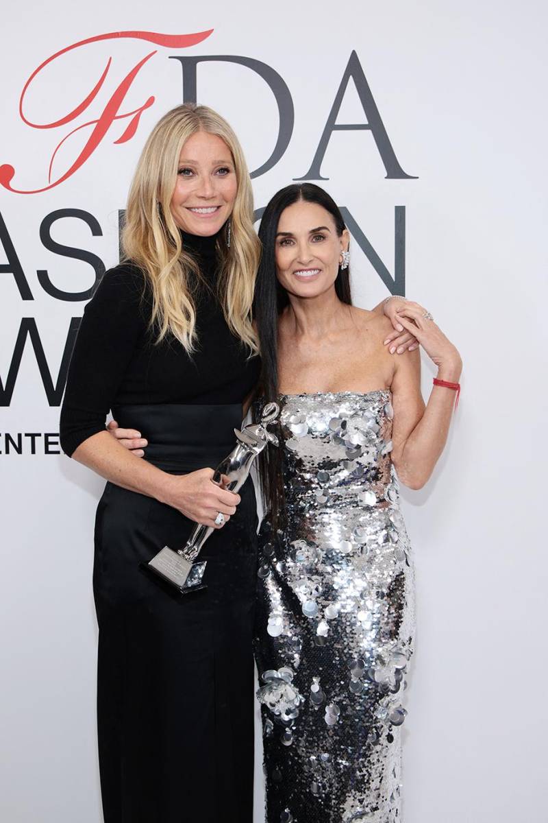 Gwyneth Paltrow, directora ejecutiva y fundadora de Goop, ganadora del segundo Premio a la Innovación del CFDA presentado por Amazon Fashion, junto a Demi Moore