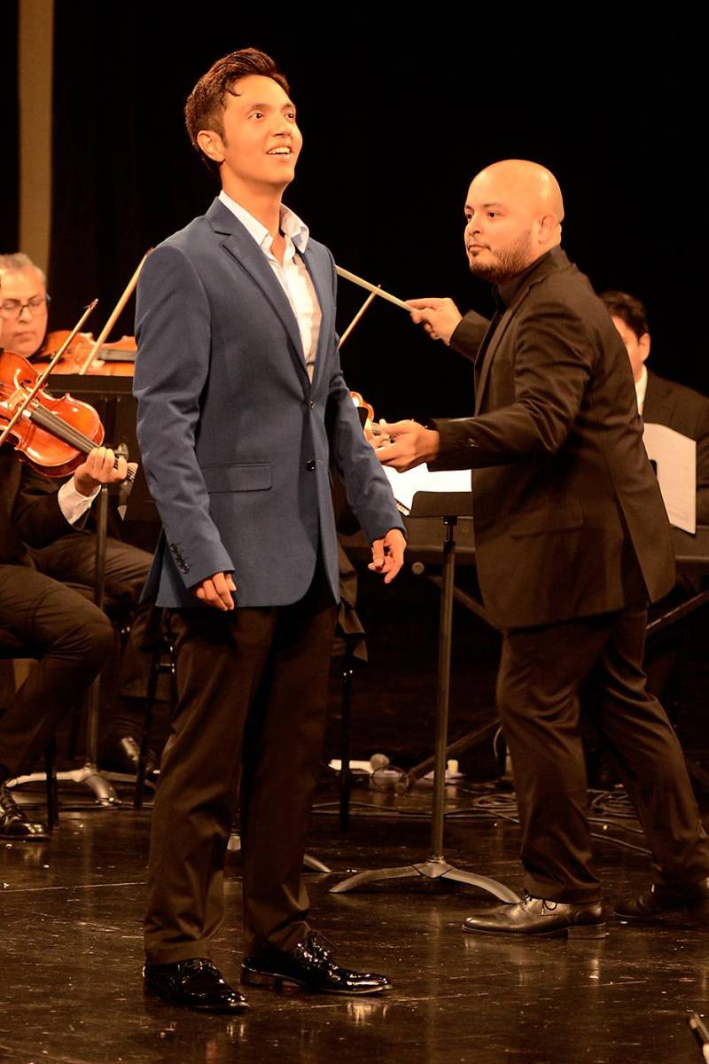 El Teatro Manuel Bonilla fue escenario de una noche inolvidable donde la música clásica y el talento excepcional se unieron en perfecta armonía. Banco de Occidente presentó “Virtuosos”, un evento que reunió a la renombrada violinista Elena Mikhailova y al destacado sopranista hondureño Dennis Orellana, acompañados por la Orquesta Filarmónica de San Pedro Sula bajo la dirección de Óscar David Barahona.