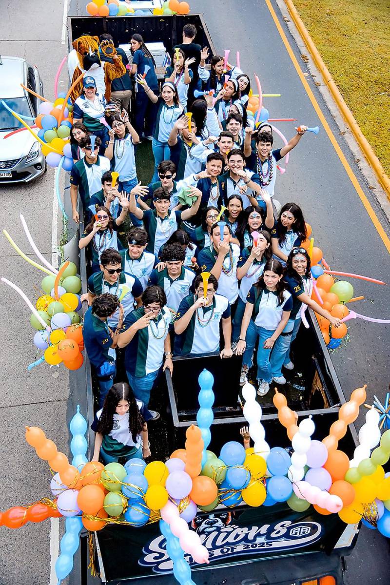 Senior entrance 2025 de la Academia Americana