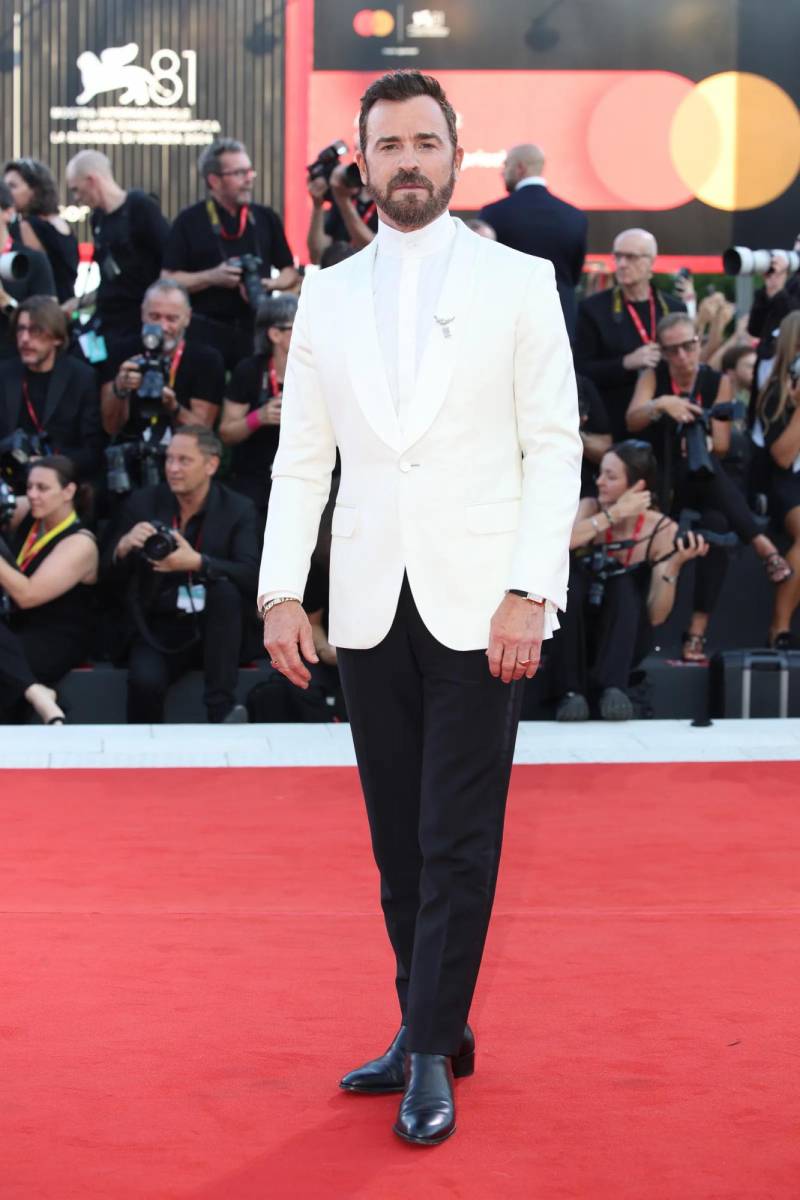 Justin Theroux lució un traje en colores blanco con negro.