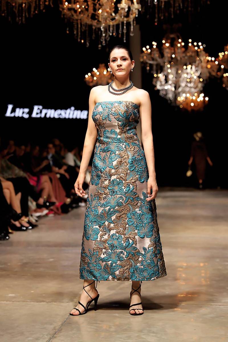 Strapless dress en tejido jacquard con una combinación de tonos turquesa y chocolate que definen la paleta de esta apuesta