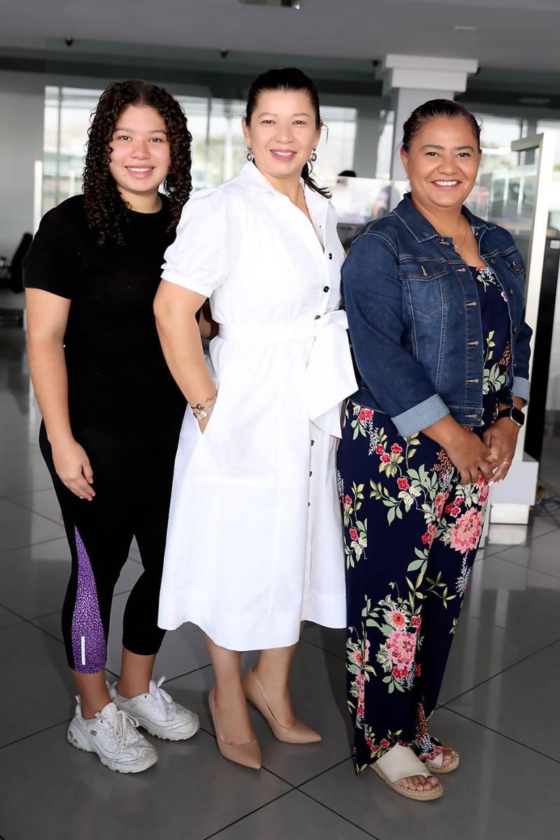 Digna Membreño, Regina Flores y Glenis Lainez.
