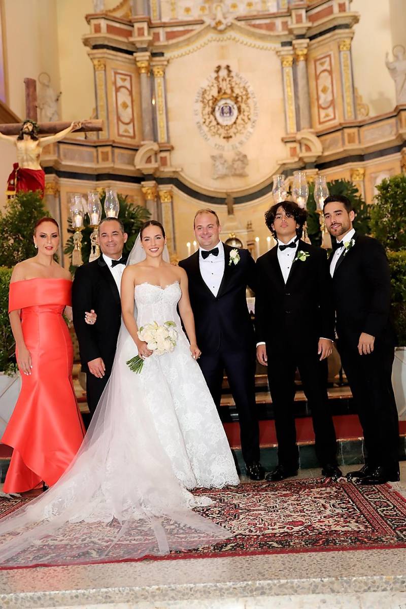 Los novios acompañados de Rosamaría, Mirko, Mirko Jr y Miro Cuculiza-Lara