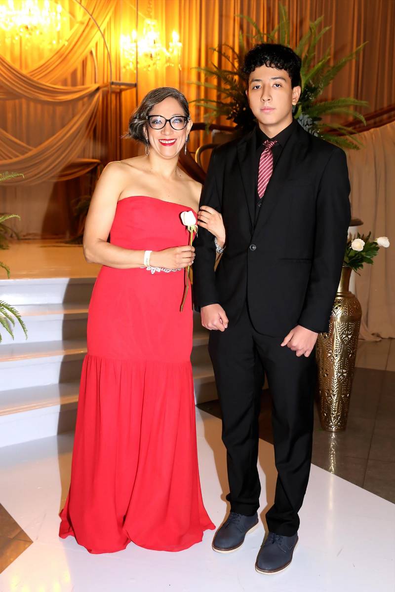 Ernesto Henríquez y su madre Delmy Padilla. 