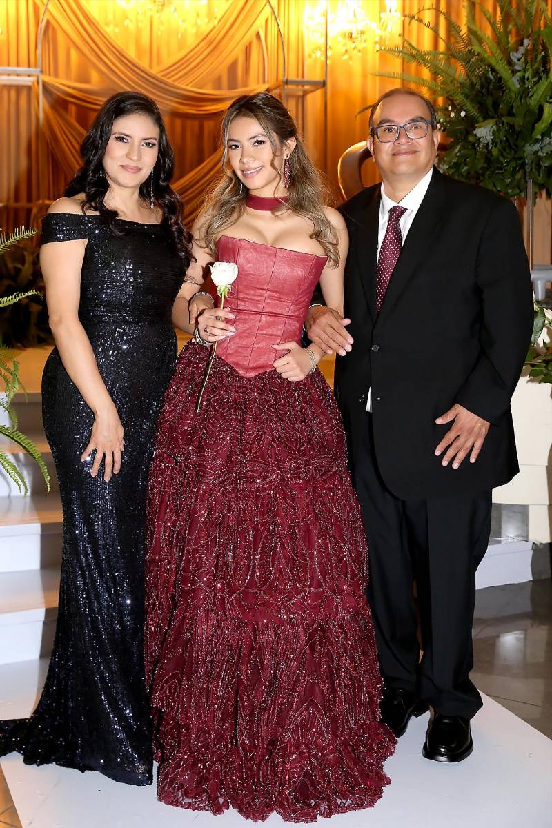 Eliana Núñez junto a sus padres Eduardo Nuñez y Eleana Lopez. 