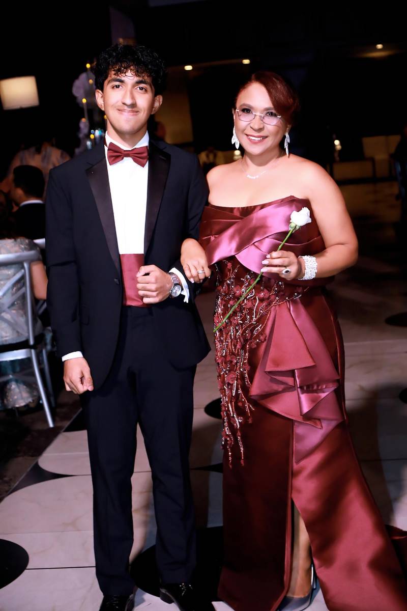 Enrique Durón y su madre Patricia Juárez. 
