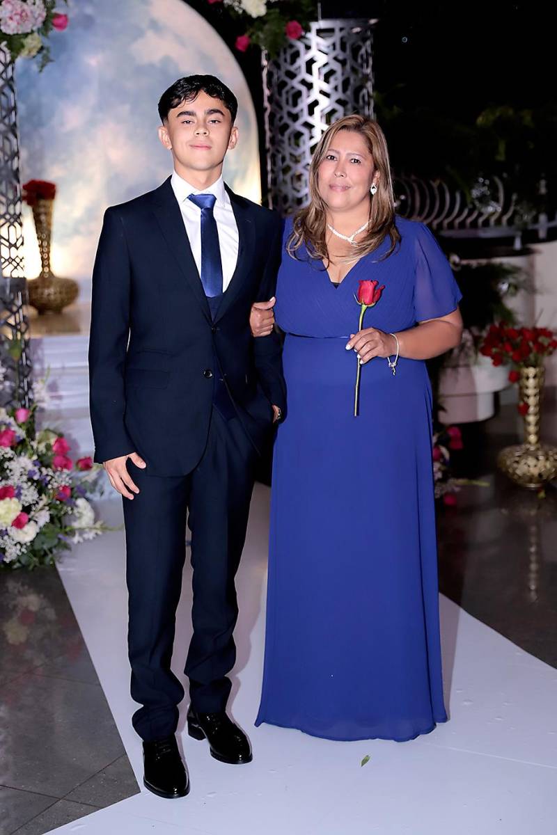 Desfile padres e hijos de la prom 2024 del Instituto San José del Carmen