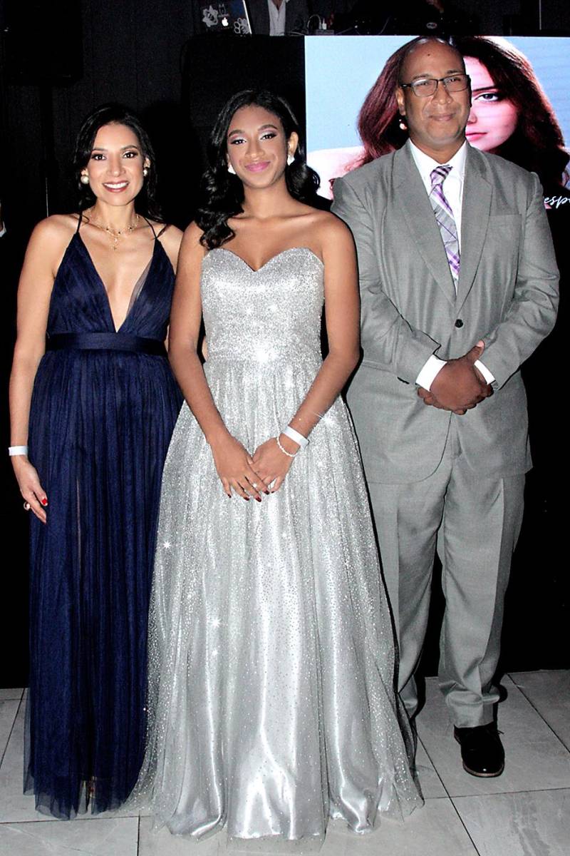 María Isabel Pérez con su hija Luisa María y Ostin Solís. 