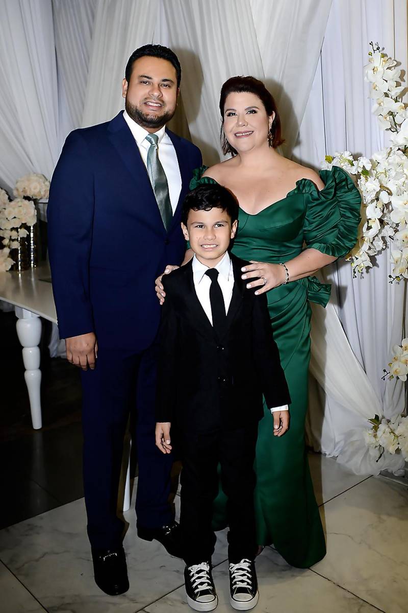 José Miguel y Emiliano Sánchez con Melina Valladares de Sánchez