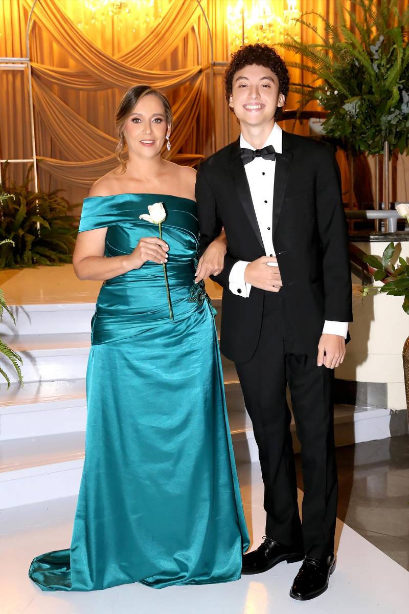 Diego Rosales y su madre Diana Hernández. 