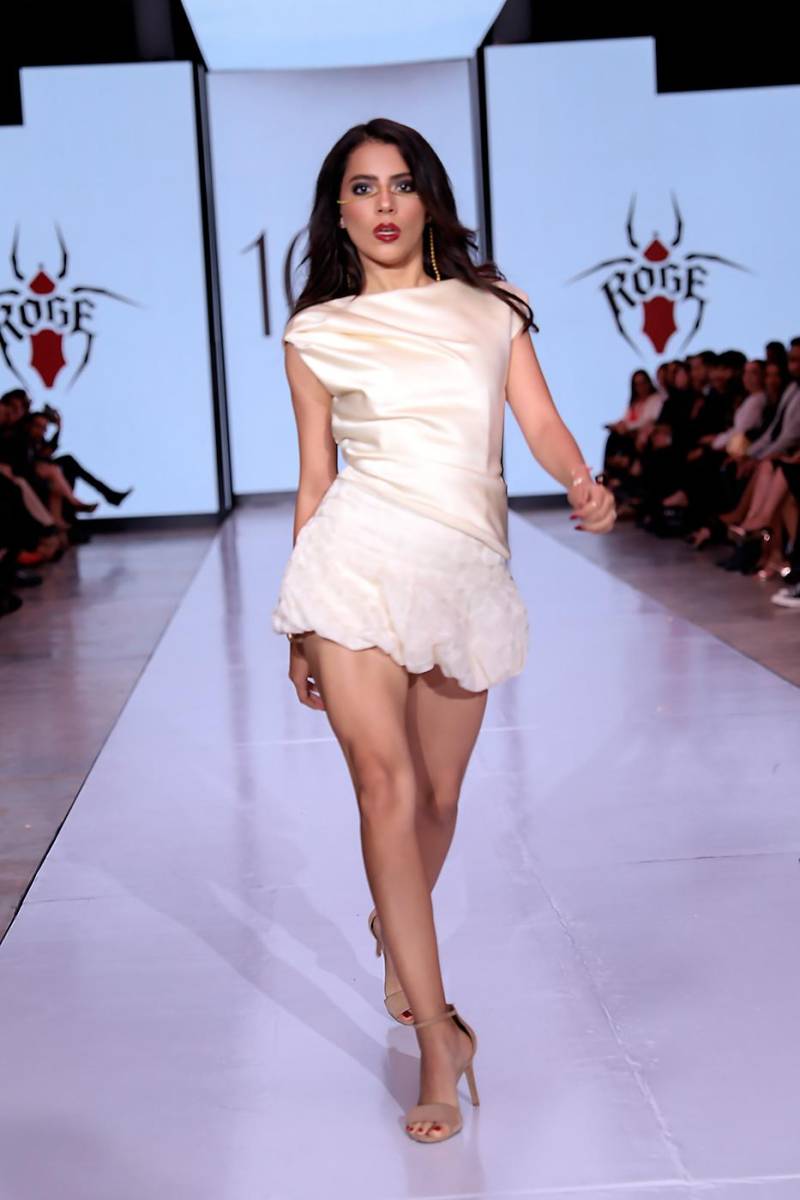 Blusa drapeada de podesua ivory con escote de bote y hombros caídos, combinada con una falda globo de organza bordada. Un look etéreo y sofisticado.
