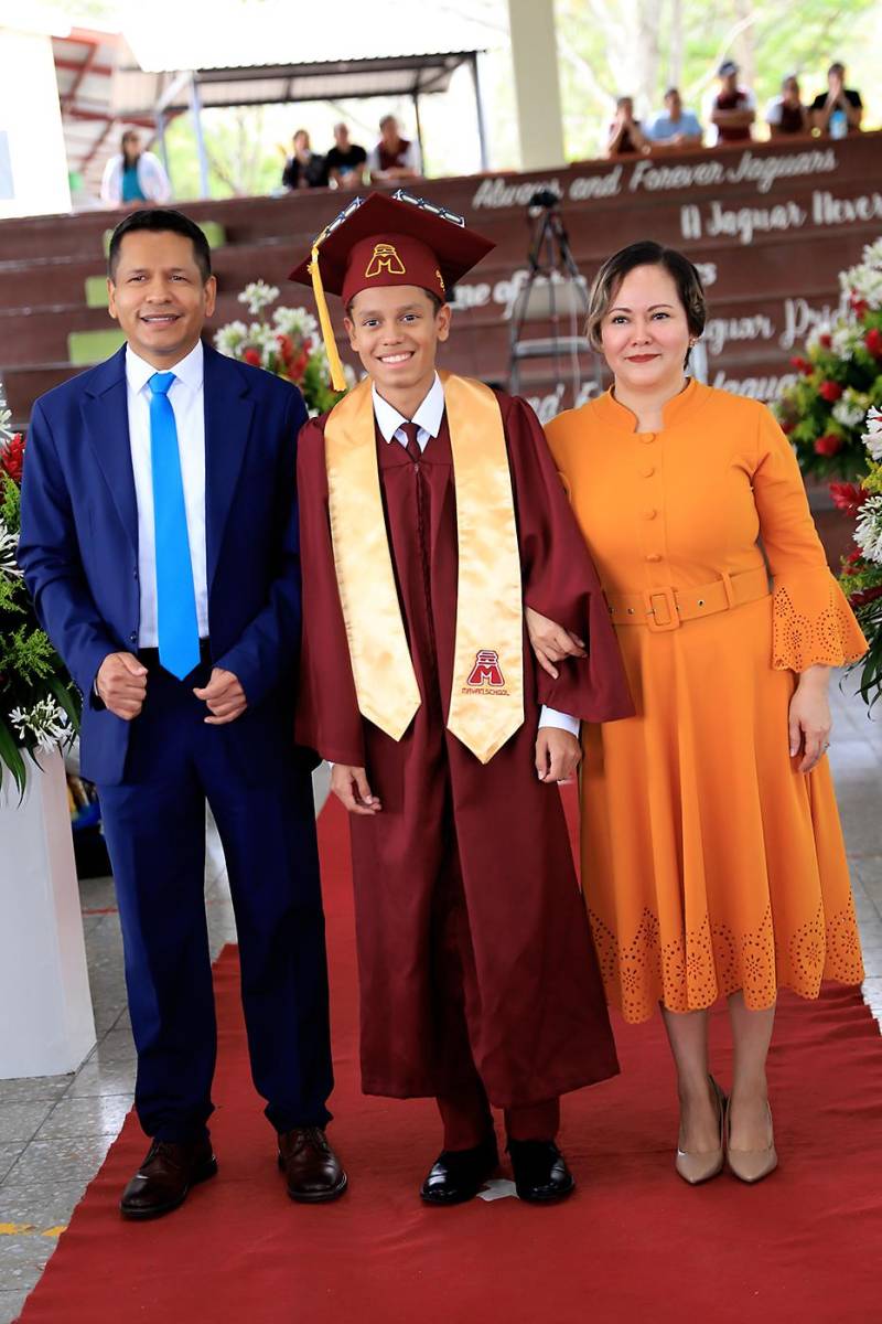Graduación de los seniors 2025 de Mayan School