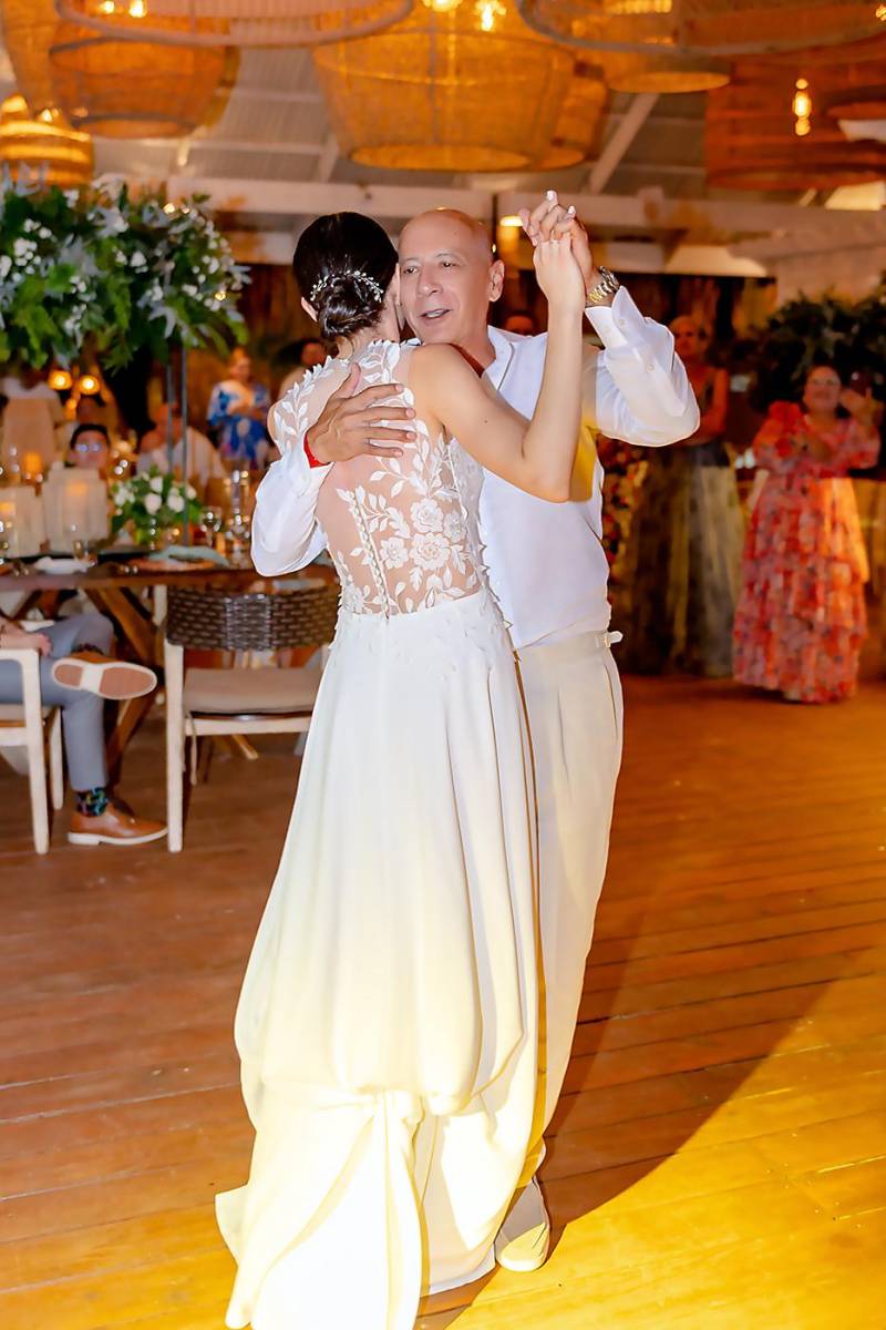 Stephanie baila con su padre Junio Marsan.