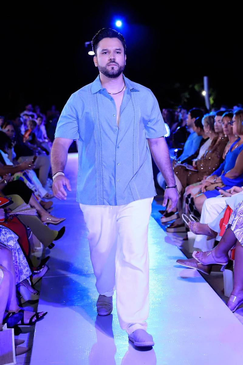 La pasarela de Roatán Vibes Boutique en el Roatán Fashion Show 2025