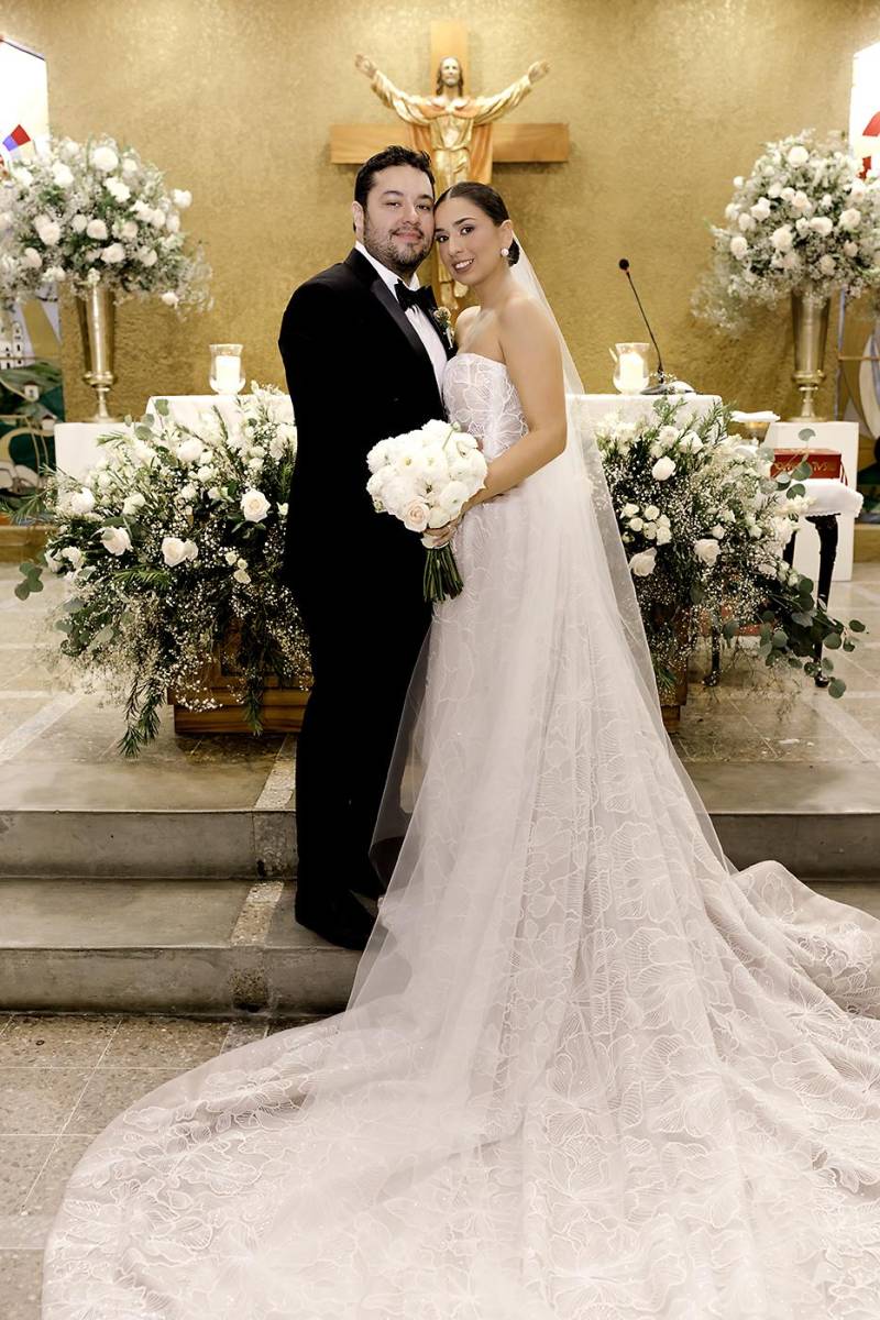 La unión de Fernando Bustillo e Isabela Ramírez fue celebrada con una ceremonia íntima en la iglesia Nuestra Señora de Suyapa, seguida de una espectacular recepción en el Copantl Convention Center. La novia deslumbró con un diseño de Kate Griffith, y la atmósfera romántica y moderna fue creada por Andrea Sarmiento y Mardin Pineda. Entre aplausos, los recién casados abrieron la pista con “Vengo del futuro” de Kurt, marcando el inicio de una velada inolvidable que se extendió hasta el amanecer. Ahora, la pareja inicia su luna de miel en España.