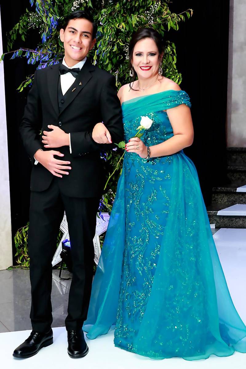 Raúl Edgardo Martínez y su madre, Jadi Callejas 