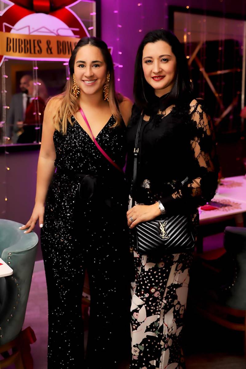 Lucía García y Marisol de Pierrefeu fueron anfitrionas del Bubbles &amp; Bow, una noche chispeante llena de glam al mejor estilo de MAC. El evento fue realizado en Magnolia, con un mood navideño, cocteles signature, luces y sabores de temporada.