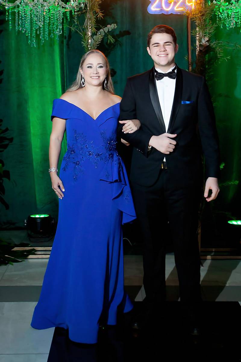 Rocío Andino con su hijo Riad Roberto Asfura