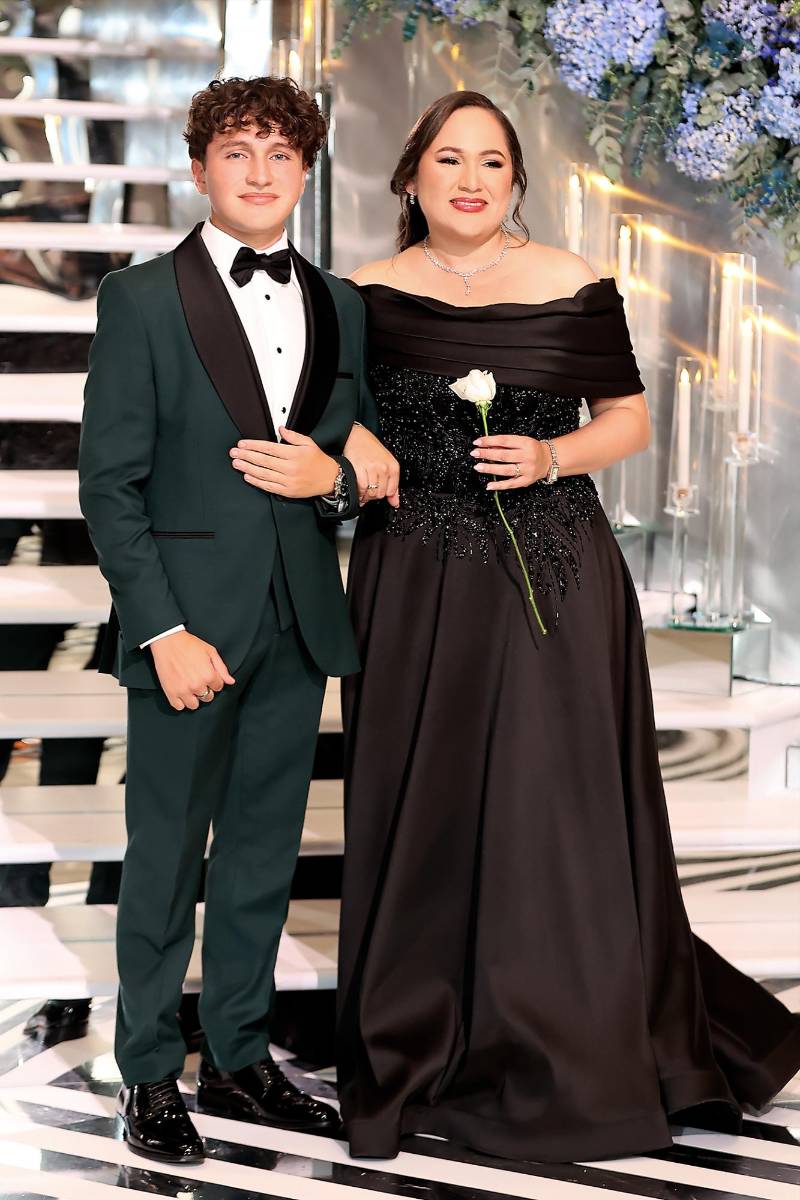 Alejandro José Domínguez Núñez con su madre Gabriela 