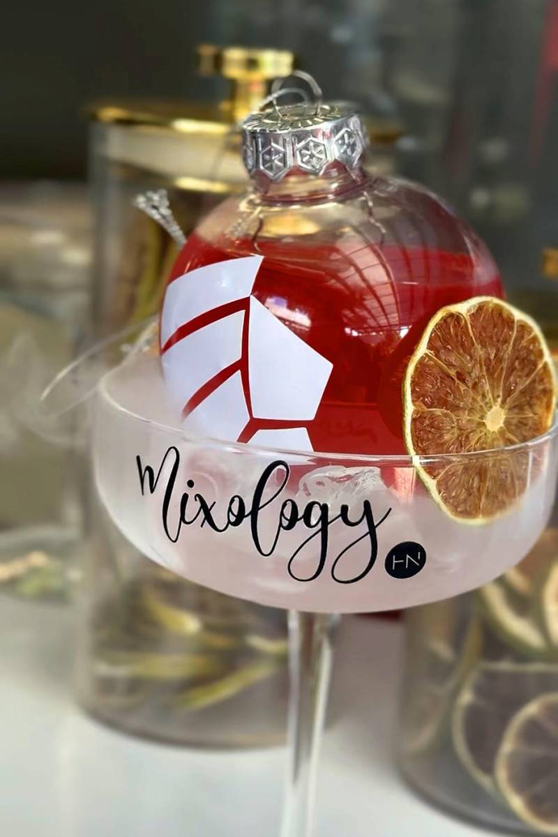 Mixology diseñó especialmente para BAC y Eleganza un wine coctail con granadina y un toque de almendra