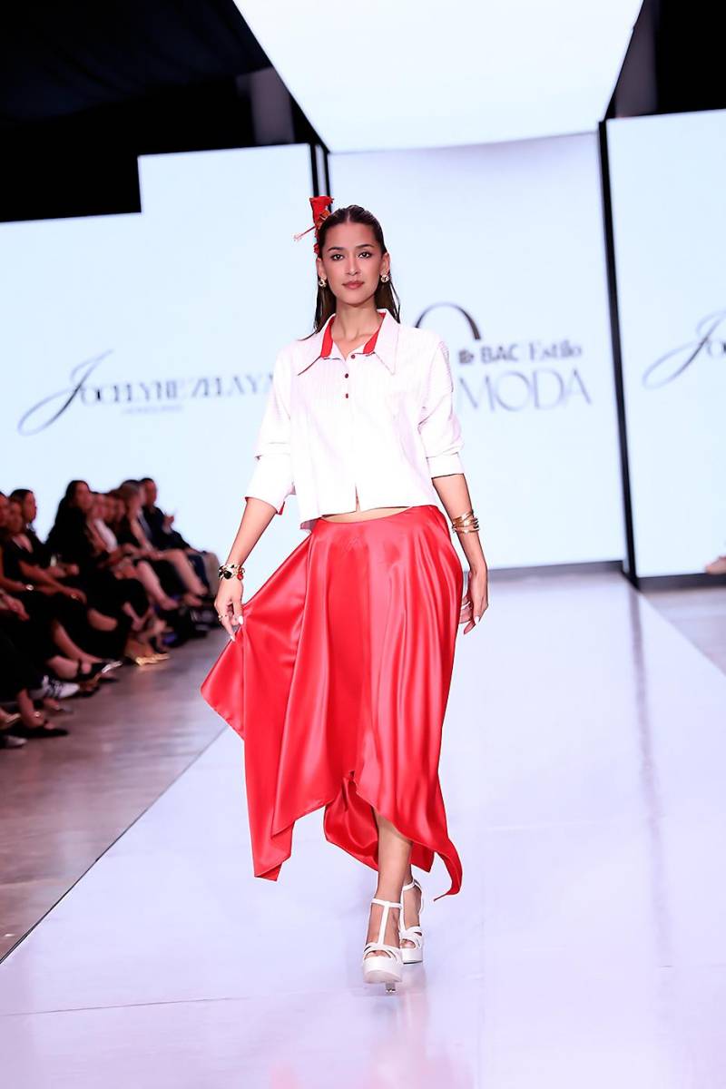 Camisa de botones con mangas largas de algodón estampado de líneas con líneas irregulares en las mangas, acompañado de una falda tipo handkerchief de satín de seda.