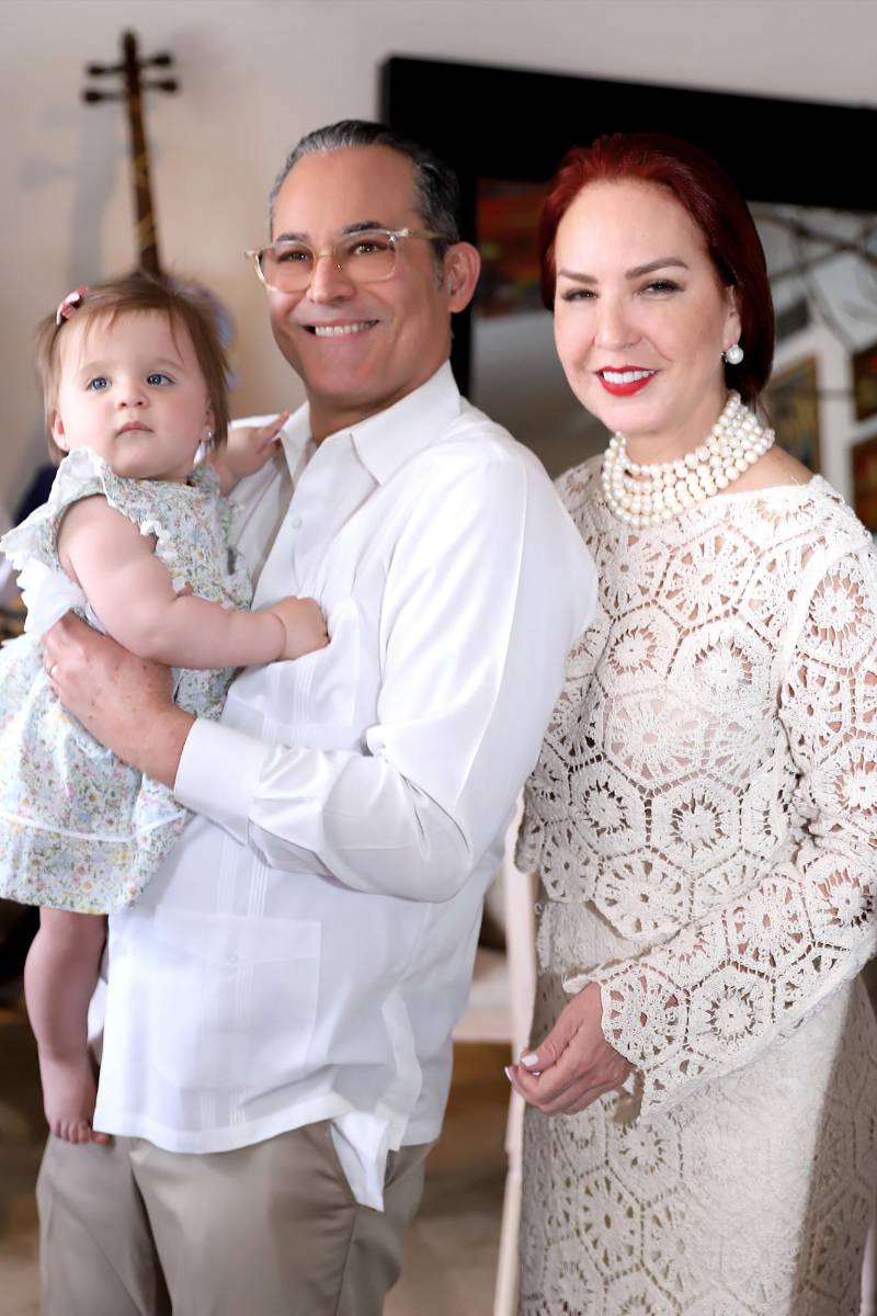 Gia con sus abuelos Mirko y Rosamaría Lara -Cuculiza.