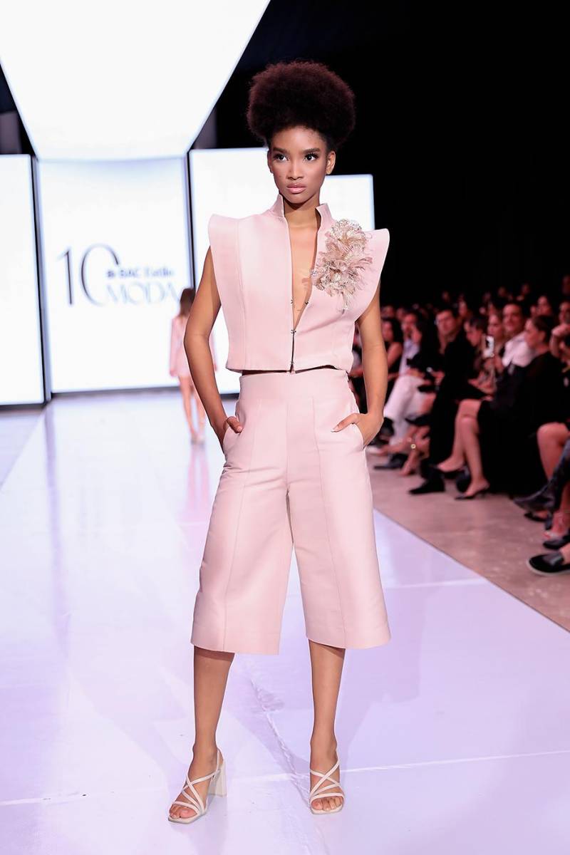 Top y wide-legged pants de impecables cortes y detalles estructurados para un look vanguardista y en total armonía