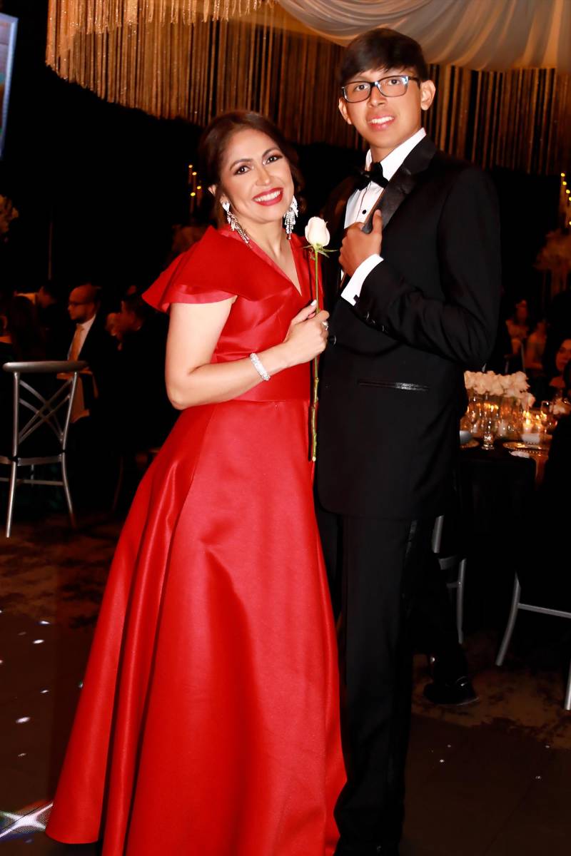 Carlos Santiago y su madre Fany Berrios. 