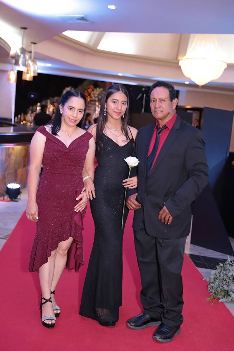 Desfile padres e hijos de la prom 2024 del Instituto Sagrado Corazón