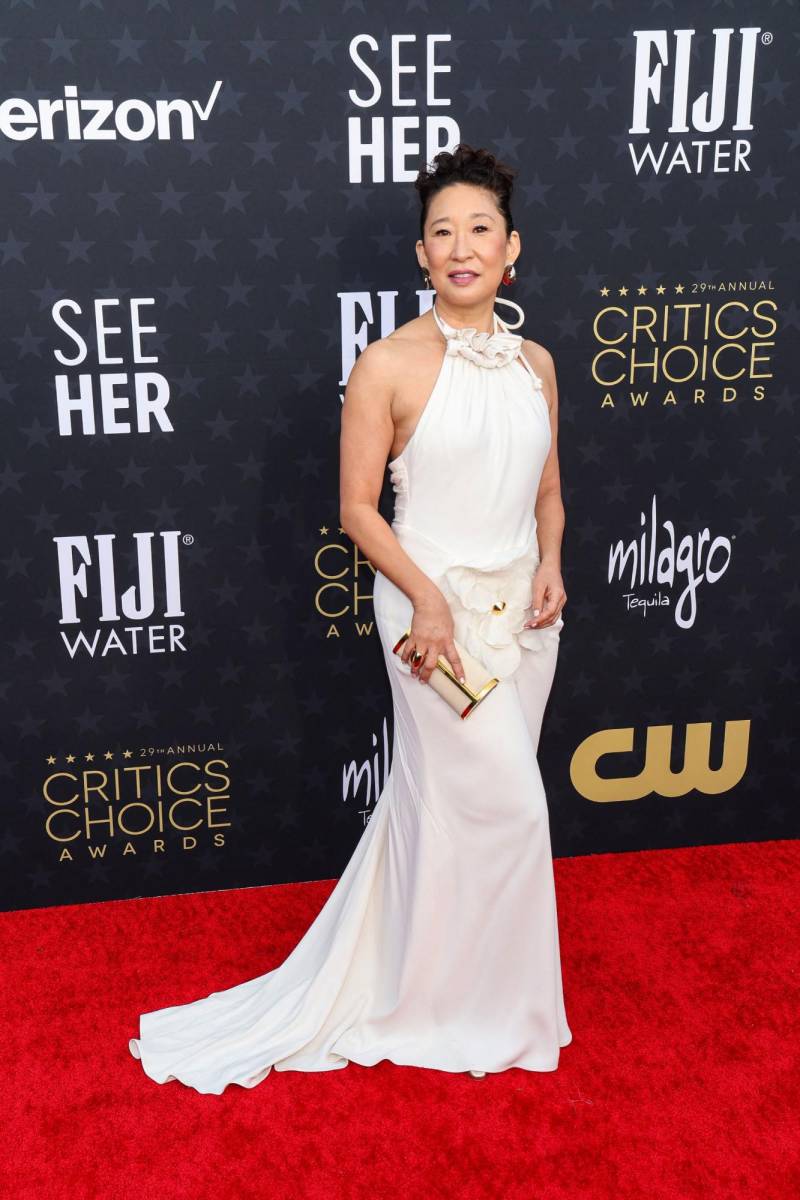 Sandra Oh en un halter dress con detalle floral oversize by Harbison Studio 
