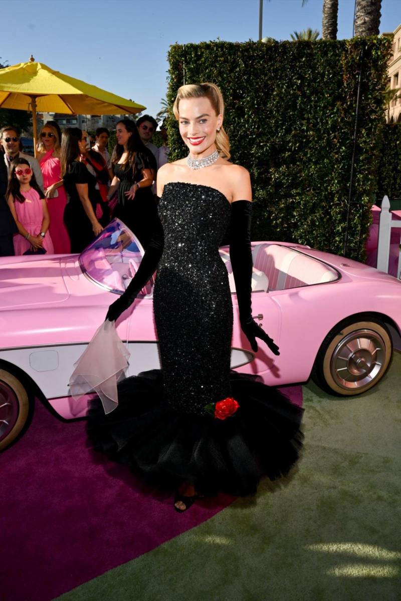 Margot Robbie lució radiante con un diseño personalizado de Schiaparelli.