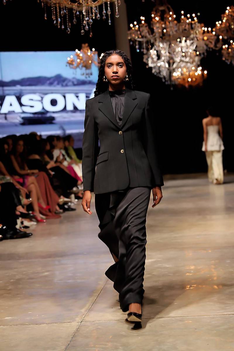 Casoná cierra con broche de oro BAC Estilo Moda 2024