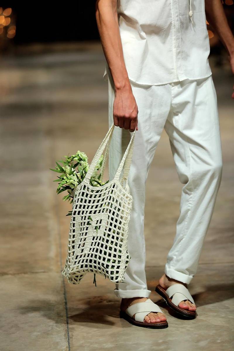 El clásico bolso tejido en crochet vuelve al armario de la mano de Lawin Paz.