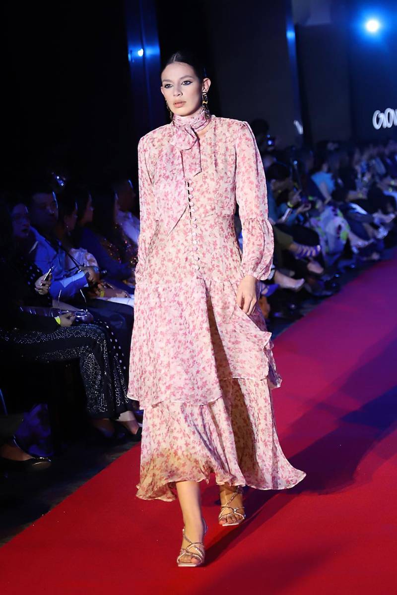 Vestidos atemporales, de aires románticos y de tejidos perdurables definen el look verano 2023 de Galeano
