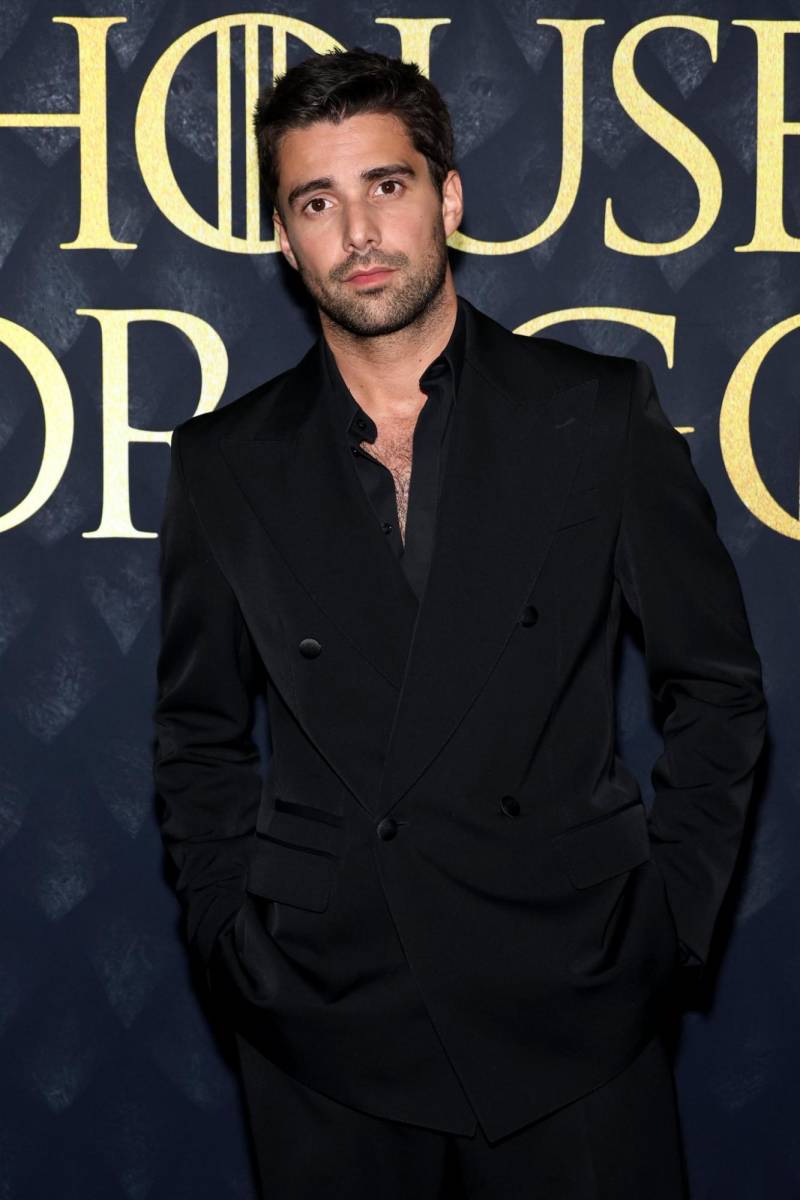 Fabien Frankel lució un traje negro mientras daba su paso por la green carpet.