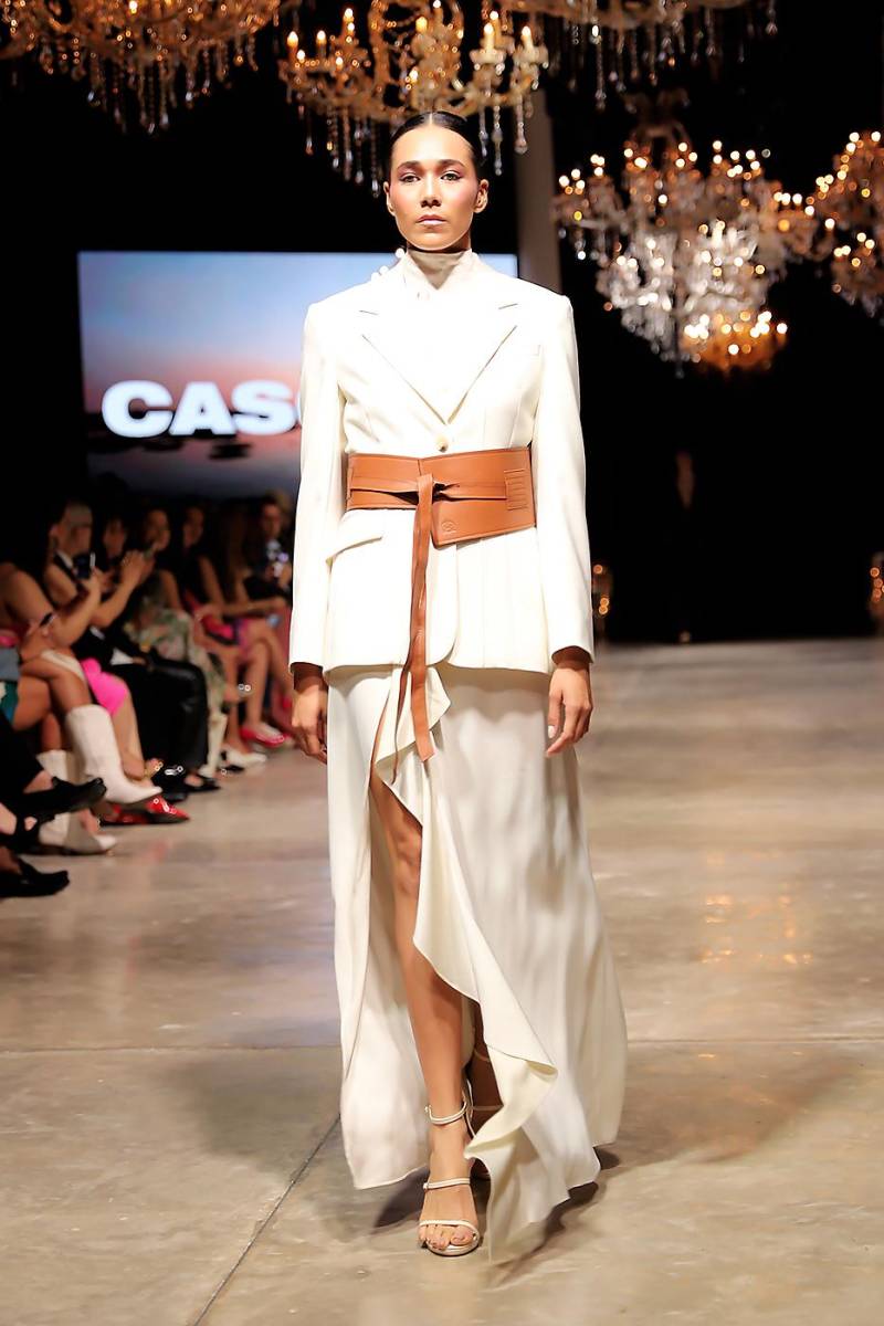 Casoná cierra con broche de oro BAC Estilo Moda 2024