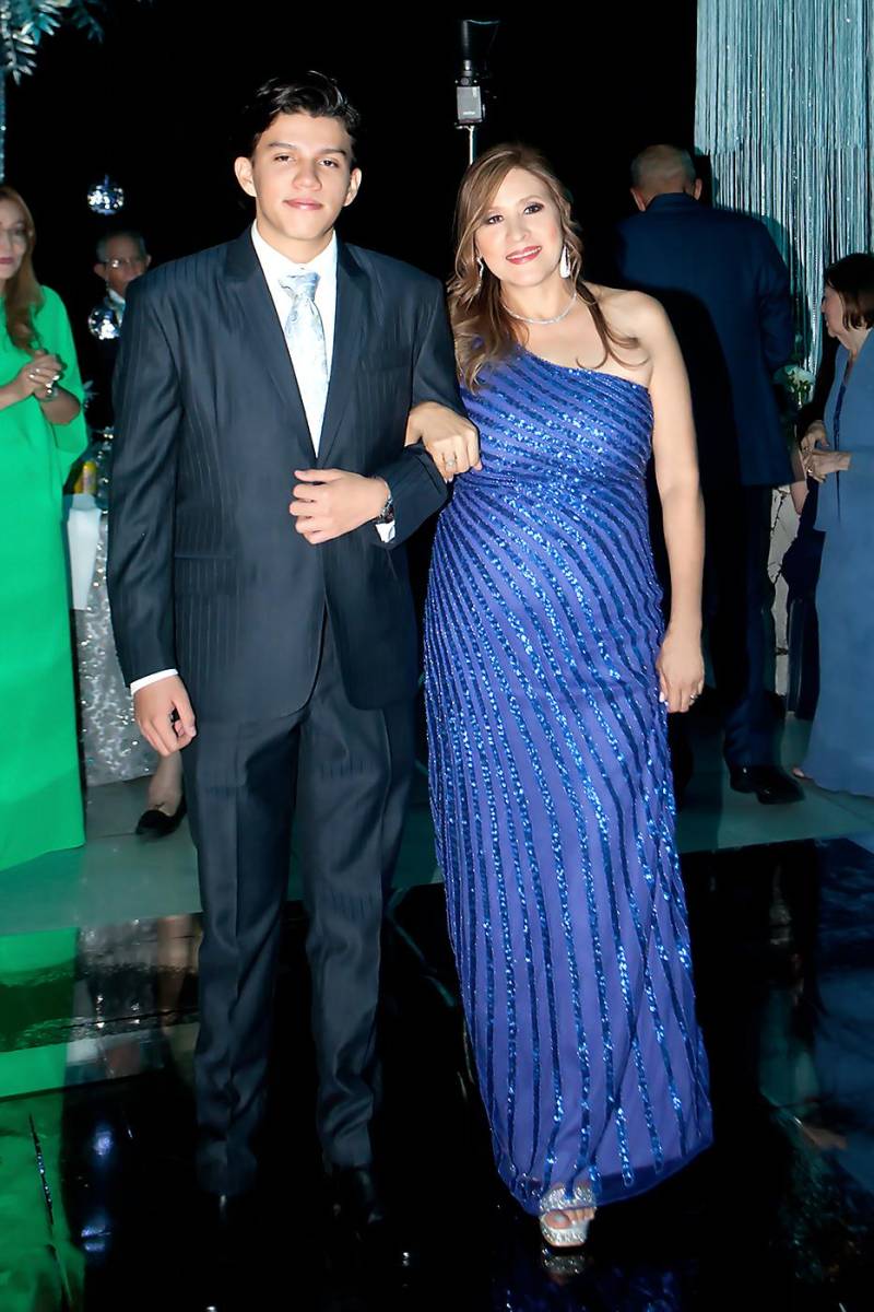 Diego Fiallos y su madre Lyda García.