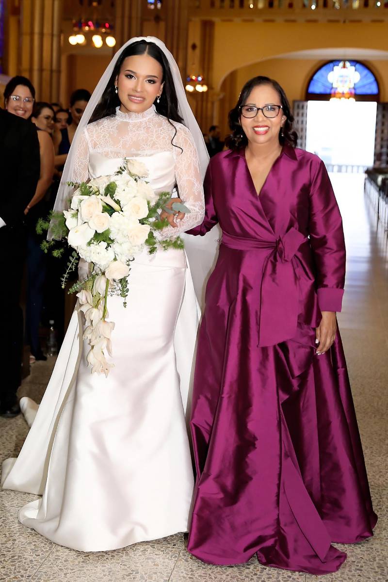 La feliz novia del brazo de su orgullosa progenitora Lastenia Rivera 