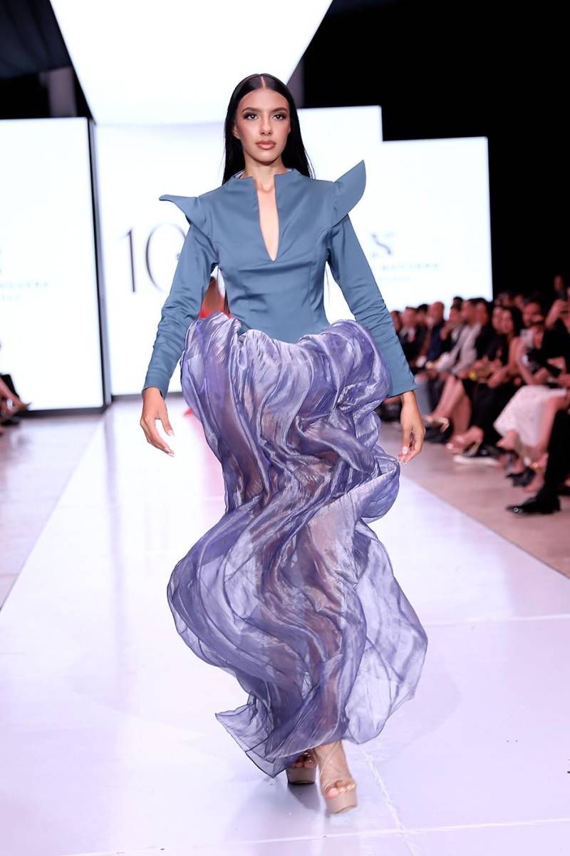 La pasarela de Noguera culminó con un top de hombros esculturales con una falda estructurada de diseño envolvente que emulaba el movimiento del mar 