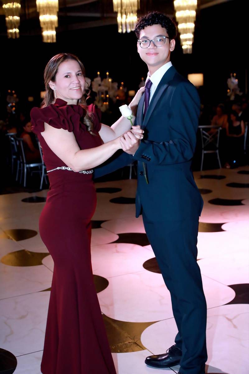 José Aguilar y su madre Sonia Brito. 