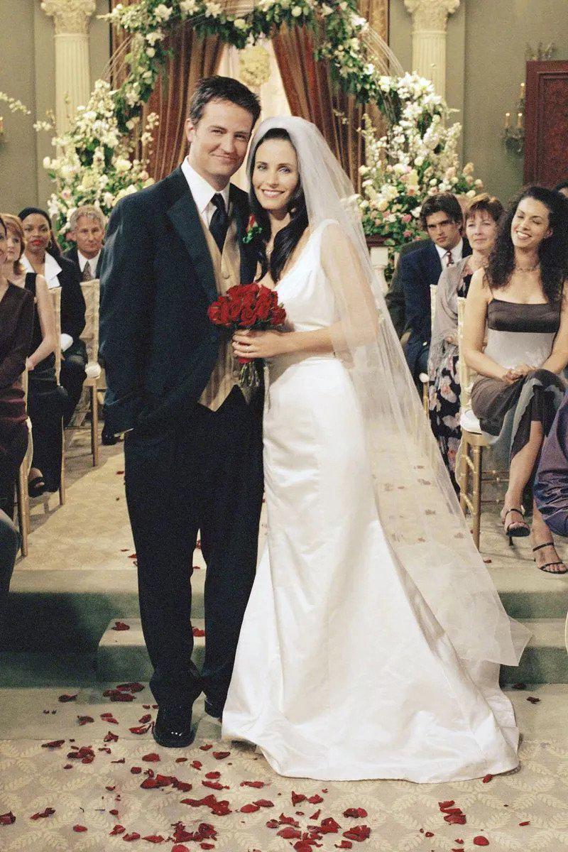 FriendsSi bien es cierto que estuvimos más que felices cuando Mónica y Chandler por fin se casaron, amamos tal vez un poco más ver lo hermosa que se miraba Courteney Cox en ese vestido de novia.