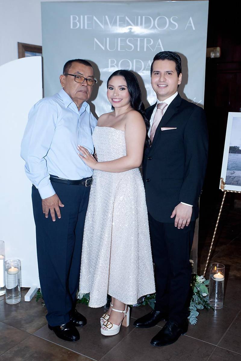 Carlos Miralda con María José Fuentes y Neptali Pineda.