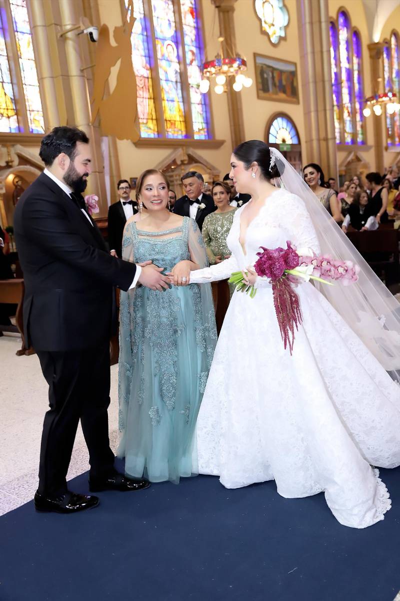 Muy emocionado el novio tomo la mano a su eterna enamorada