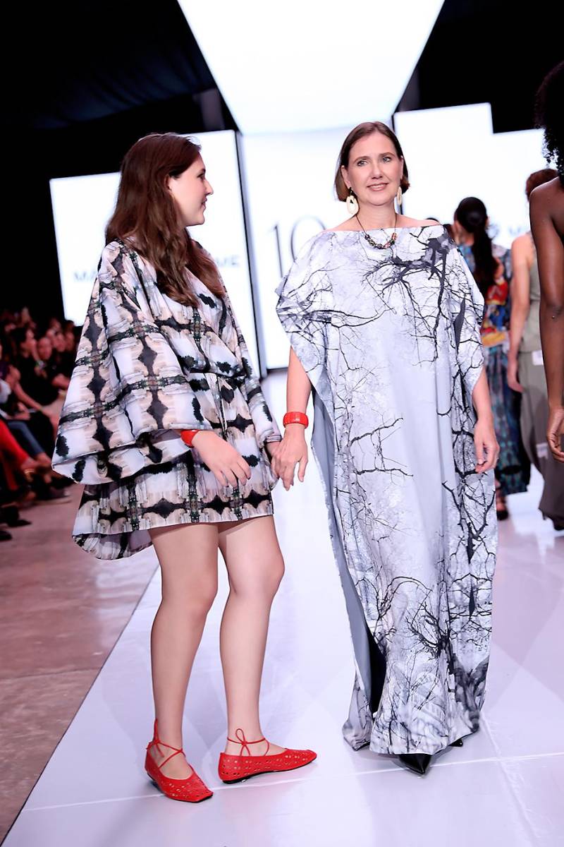 Las diseñadoras Francesca Heyer y Sandra Yacamán al final de la pasarela